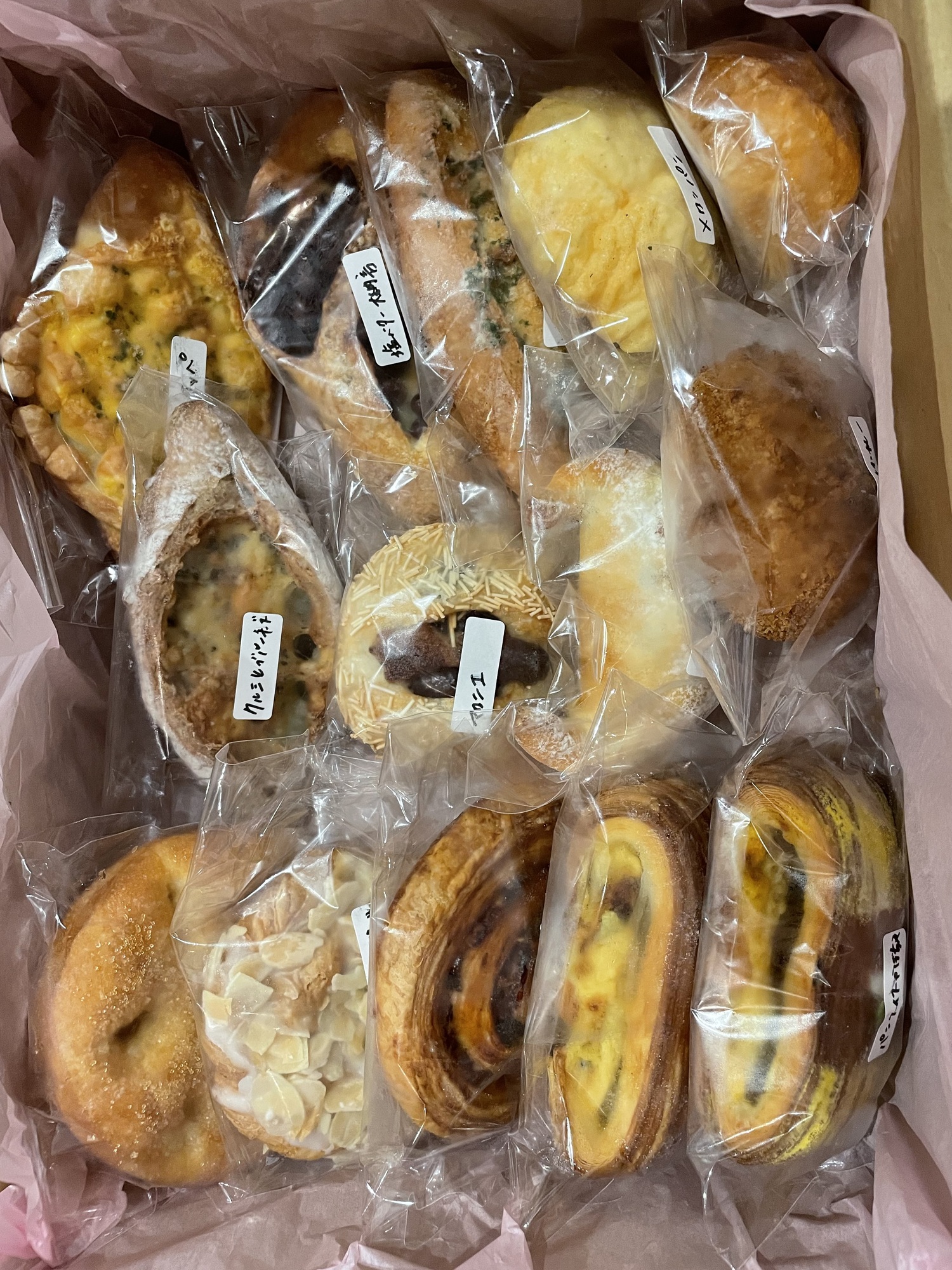 Patisserie Boulangerie MONT-NOM - 人気のパンスイスが必ず入る！パン