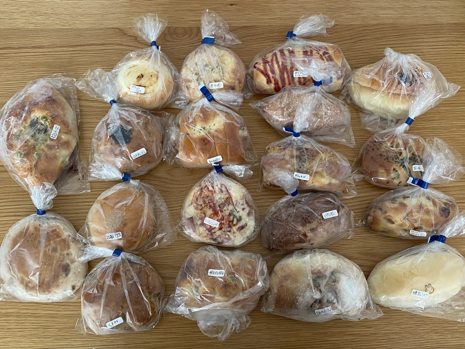 Petit Lapin プチ ラパン - プチラパン「箱いっぱいのおまかせパン