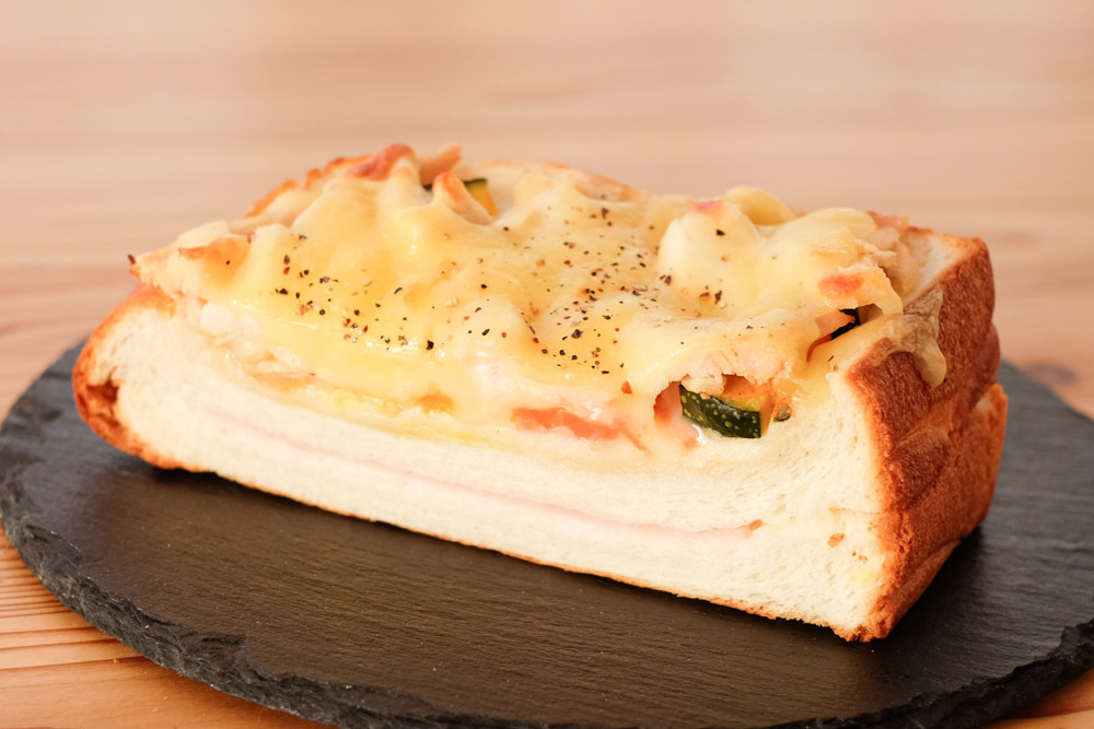 MOKUPAN - 食パンやボリュームたっぷりな惣菜パンが入った詰め合わせ