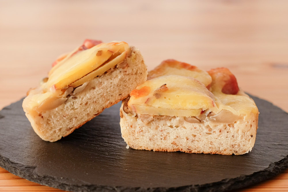 MOKUPAN - 食パンやボリュームたっぷりな惣菜パンが入った詰め合わせ