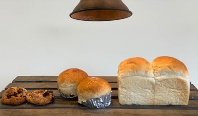 かならず食パンと塩バターとスコーンが入る、たっぷりおまかせパンのセット