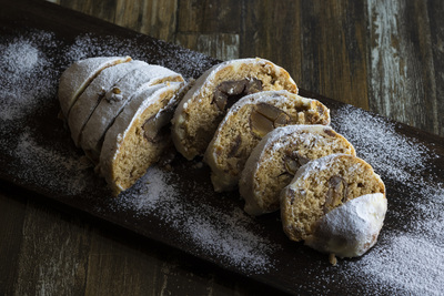 溢れれる栗のシュトーレン