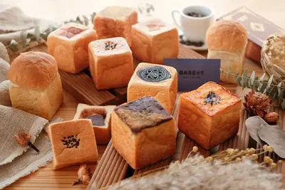 bakery & cafe BASE+1のパンセット