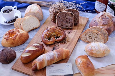 ライ麦パン、ブレッツェルは必ず１個は入ります！お楽しみおまかせパンセット