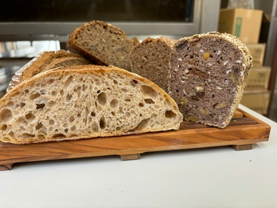 ライ麦全粒粉パンとサワー種のパンのいろいろ