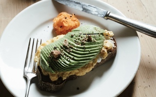 パンと過ごす日常 vol.8｜アボカドとふわふわ卵のオープンサンド